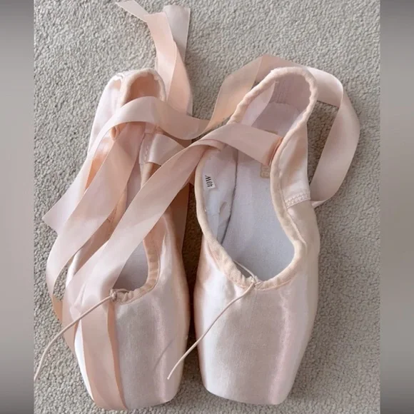 Ballet Pointe Shoes - Picture 2 of 7